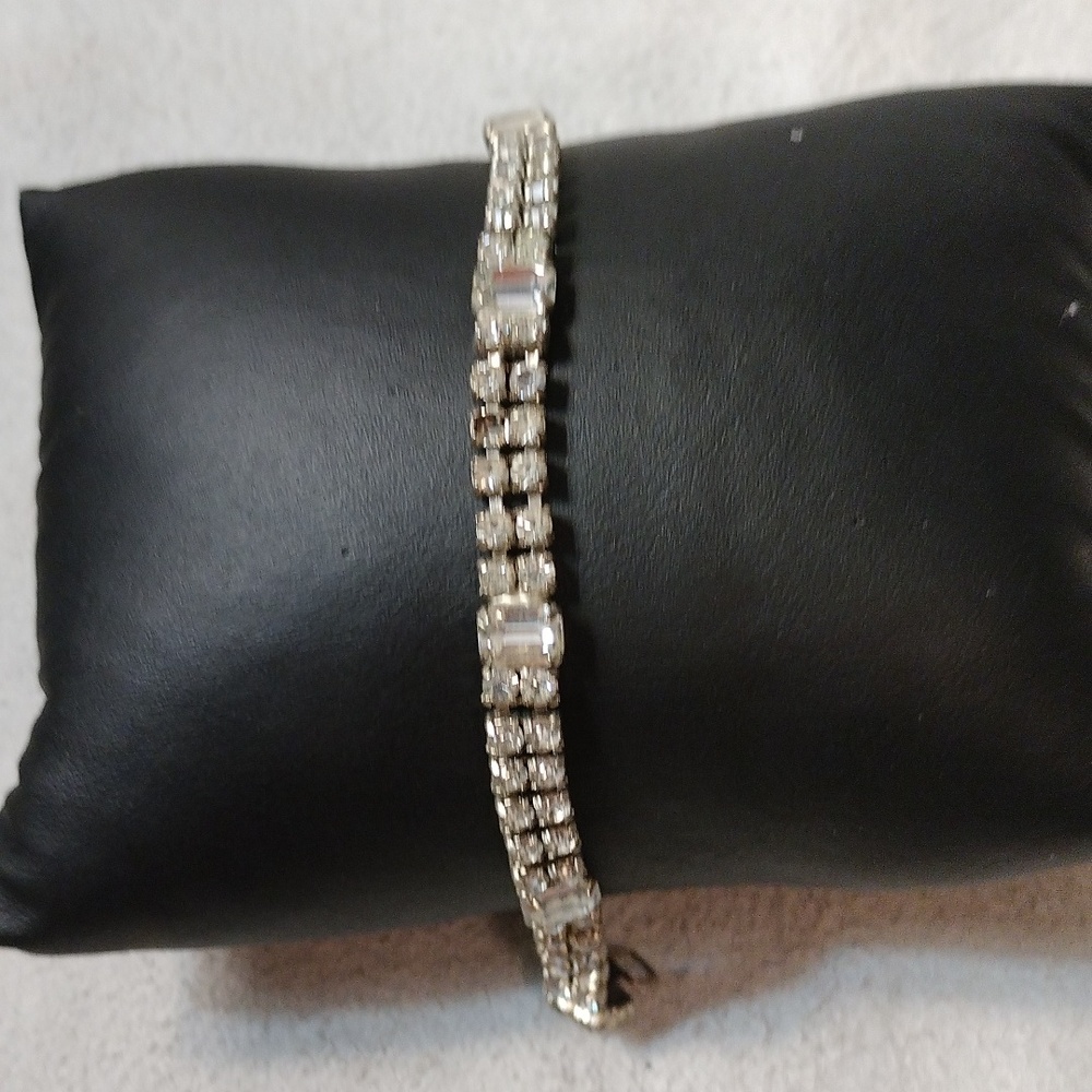 Vintage rhinestone bracelet 6" long good condition